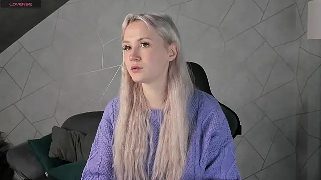 Snapshot of Joyce_Howard chatting on 11.10.25 Joyce Howard online show from 11.10.25