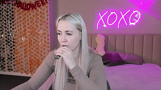 Snapshot of Joyce_Howard chatting on 11.11.25 Joyce Howard online show from 11.11.25