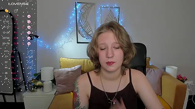 Snapshot of Hailey_Foxy chatting on 09.21.25 Hailey Foxy online show from 09.21.25