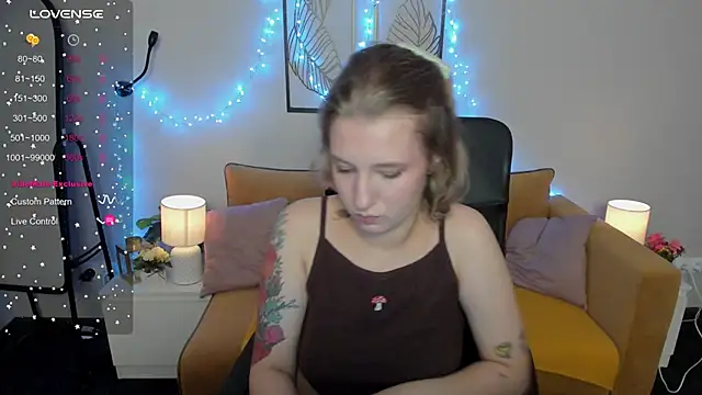 Snapshot of Hailey_Foxy chatting on 09.22.25 Hailey Foxy online show from 09.22.25