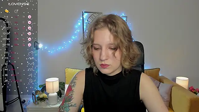 Snapshot of Hailey_Foxy chatting on 09.28.25 Hailey Foxy online show from 09.28.25