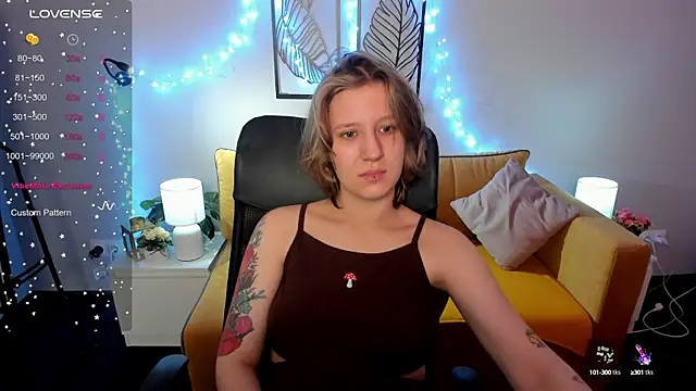 Snapshot of Hailey_Foxy chatting on 10.13.25 Hailey Foxy online show from 10.13.25