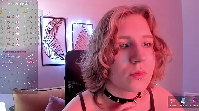 Snapshot of Hailey_Foxy chatting on 10.30.25 Hailey Foxy online show from 10.30.25