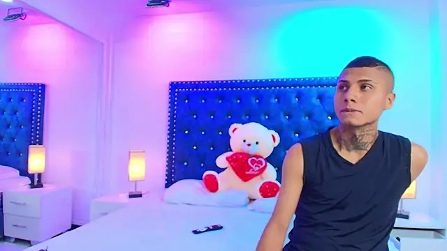 Snapshot of Damian_and_roxanne chatting on 10.01.25 Damian and roxanne online show from 10.01.25