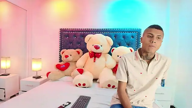 Snapshot of Damian_and_roxanne chatting on 10.08.25 Damian and roxanne online show from 10.08.25