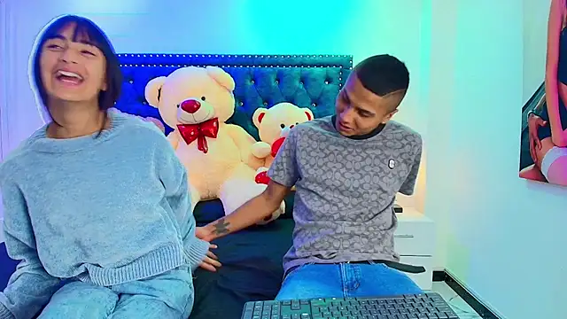 Snapshot of Damian_and_roxanne chatting on 10.15.25 Damian and roxanne online show from 10.15.25