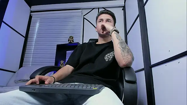 Snapshot of liaamsmiith_ chatting on 09.10.25 liaamsmiith online show from 09.10.25