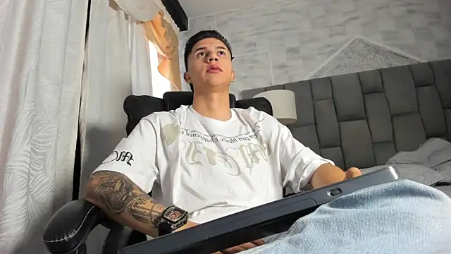 Snapshot of liaamsmiith_ chatting on 10.11.25 liaamsmiith online show from 10.11.25