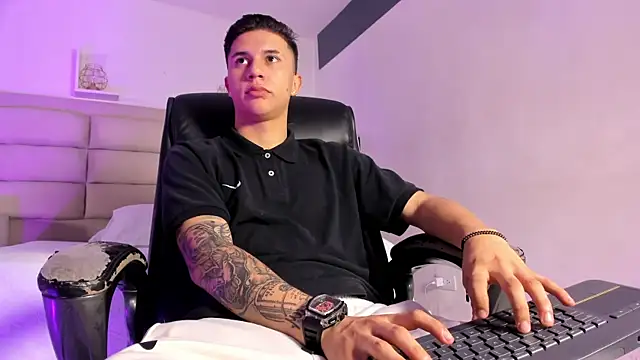 Snapshot of liaamsmiith_ chatting on 10.13.25 liaamsmiith online show from 10.13.25