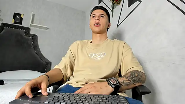 Snapshot of liaamsmiith_ chatting on 10.14.25 liaamsmiith online show from 10.14.25