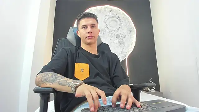 Snapshot of liaamsmiith_ chatting on 10.20.25 liaamsmiith online show from 10.20.25