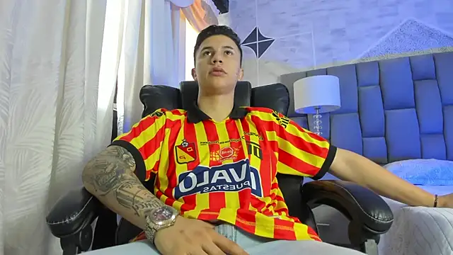 Snapshot of liaamsmiith_ chatting on 10.21.25 liaamsmiith online show from 10.21.25