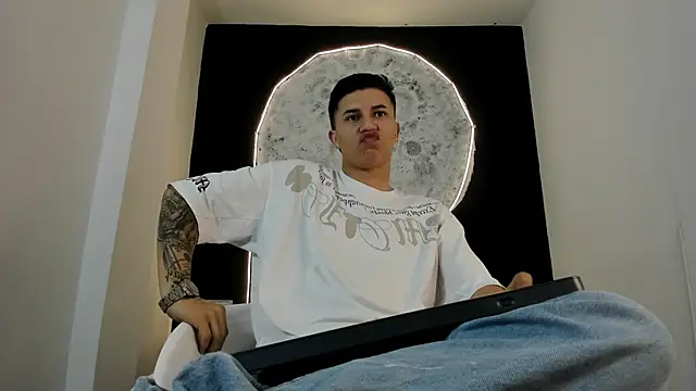 Snapshot of liaamsmiith_ chatting on 10.22.25 liaamsmiith online show from 10.22.25