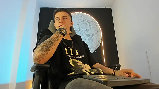 Snapshot of liaamsmiith_ chatting on 11.01.25 liaamsmiith online show from 11.01.25