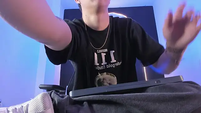 Snapshot of liaamsmiith_ chatting on 11.04.25 liaamsmiith online show from 11.04.25