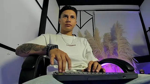 liaamsmiith  online show from 02.24.26