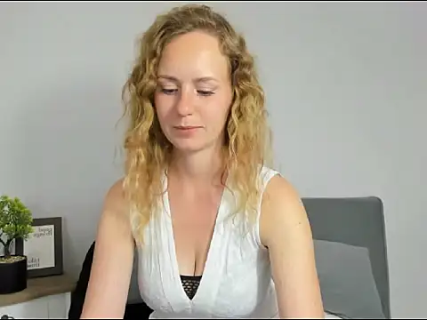 Snapshot of LyraHotty chatting on 09.11.25 LyraHotty online show from 09.11.25