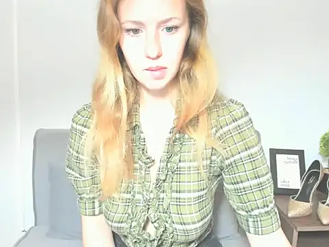 Snapshot of LyraHotty chatting on 10.18.25 LyraHotty online show from 10.18.25