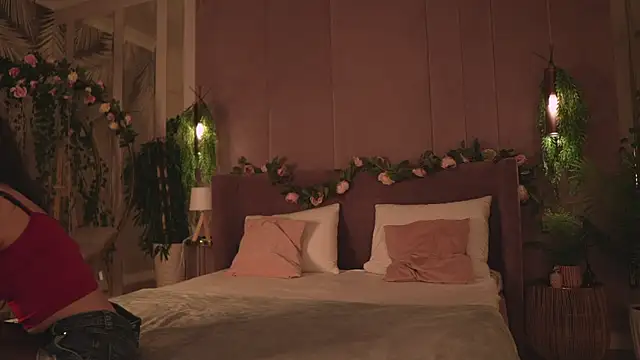 Snapshot of MaryNixon_ chatting on 10.21.25 MaryNixon online show from 10.21.25