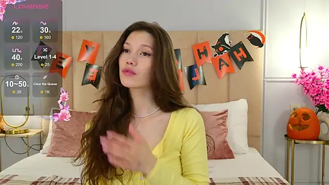 Snapshot of MaryNixon_ chatting on 10.28.25 MaryNixon online show from 10.28.25