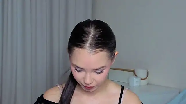 Snapshot of slyshypie chatting on 09.23.25 slyshypie online show from 09.23.25