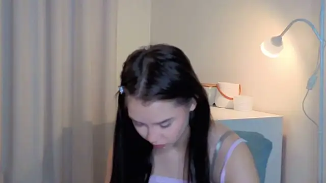 Snapshot of slyshypie chatting on 09.28.25 slyshypie online show from 09.28.25