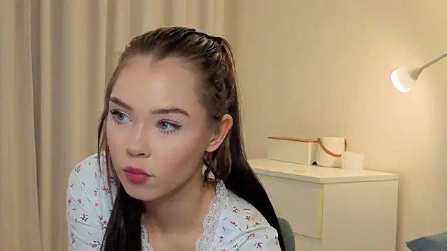 Snapshot of slyshypie chatting on 10.11.25 slyshypie online show from 10.11.25