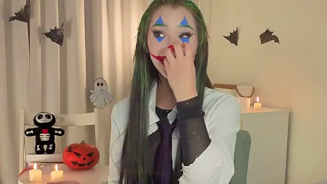 Snapshot of slyshypie chatting on 10.31.25 slyshypie online show from 10.31.25