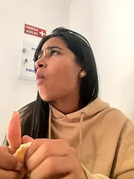 Snapshot of zoe_evans5 chatting on 09.10.25 zoe evans5 online show from 09.10.25