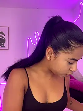 Snapshot of zoe_evans5 chatting on 10.10.25 zoe evans5 online show from 10.10.25