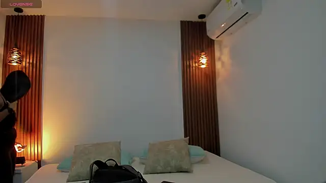 Snapshot of zoe_evans5 chatting on 10.22.25 zoe evans5 online show from 10.22.25