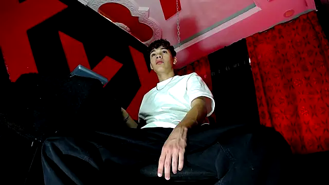 Snapshot of SemerHott chatting on 09.29.25 SemerHott online show from 09.29.25