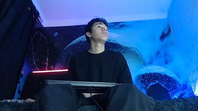 Snapshot of SemerHott chatting on 10.19.25 SemerHott online show from 10.19.25