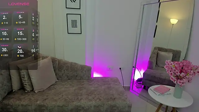 Snapshot of issi_loren chatting on 09.26.25 issi loren online show from 09.26.25