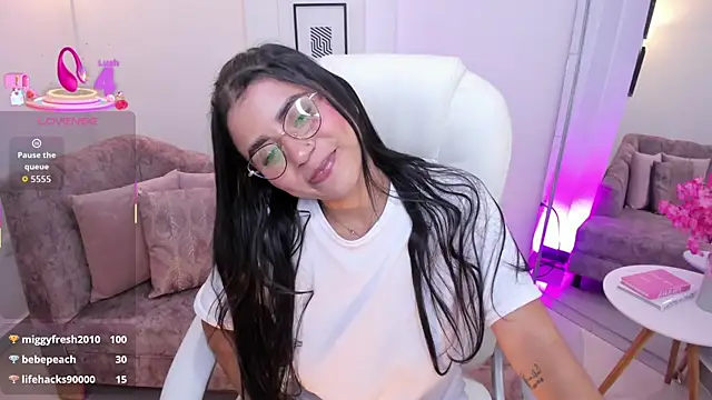 Snapshot of issi_loren chatting on 10.19.25 issi loren online show from 10.19.25