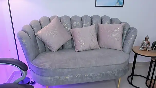 Snapshot of issi_loren chatting on 10.30.25 issi loren online show from 10.30.25