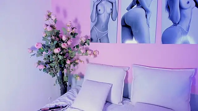 Naaomi hills  online show from 09.08.25