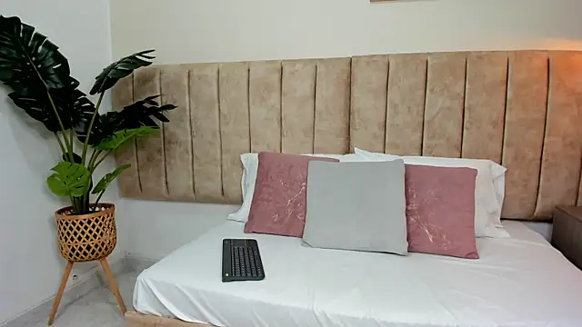 Snapshot of Karina_Harris chatting on 10.08.25 Karina Harris online show from 10.08.25