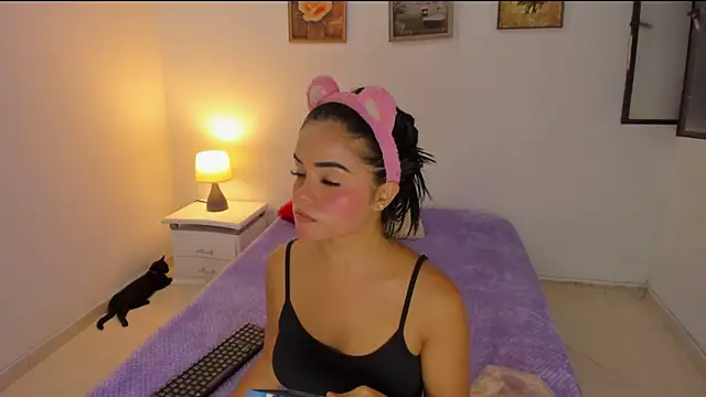 Snapshot of Valeri_13 chatting on 10.21.25 Valeri 13 online show from 10.21.25