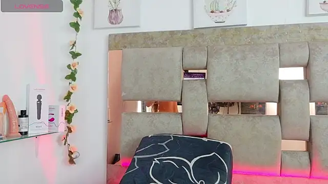 Natasha-Adams online show from 12.21.25