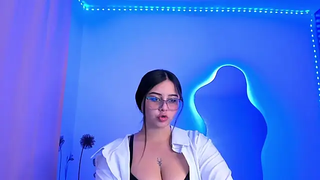 Snapshot of val_ferrer chatting on 09.30.25 val ferrer online show from 09.30.25