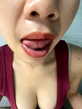 Snapshot of Yumii_09 chatting on 10.04.25 Yumii 09 online show from 10.04.25