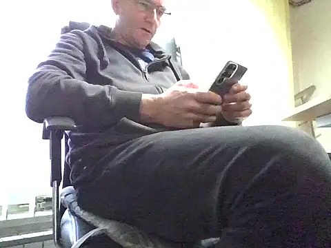 Snapshot of IMGTomi chatting on 12.22.25 IMGTomi online show from 12.22.25