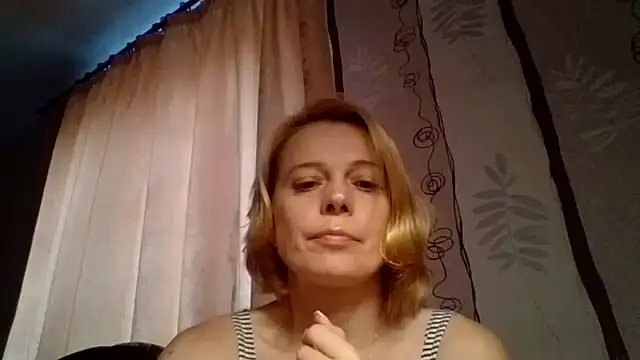 Snapshot of LiluXRose chatting on 09.29.25 LiluXRose online show from 09.29.25