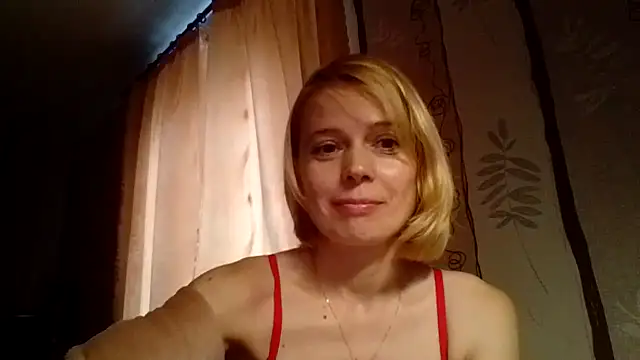 Snapshot of LiluXRose chatting on 10.13.25 LiluXRose online show from 10.13.25