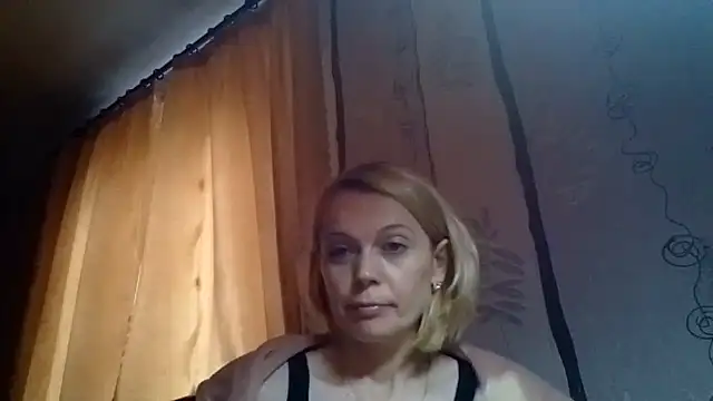 Snapshot of LiluXRose chatting on 10.14.25 LiluXRose online show from 10.14.25
