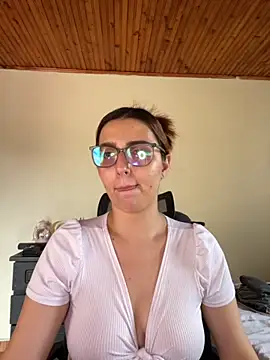 Snapshot of CoraVibes chatting on 09.27.25 CoraVibes online show from 09.27.25