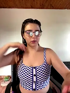 Snapshot of CoraVibes chatting on 09.28.25 CoraVibes online show from 09.28.25