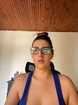 Snapshot of CoraVibes chatting on 10.04.25 CoraVibes online show from 10.04.25