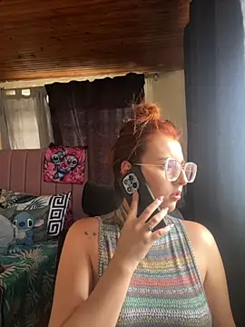 Snapshot of CoraVibes chatting on 10.07.25 CoraVibes online show from 10.07.25